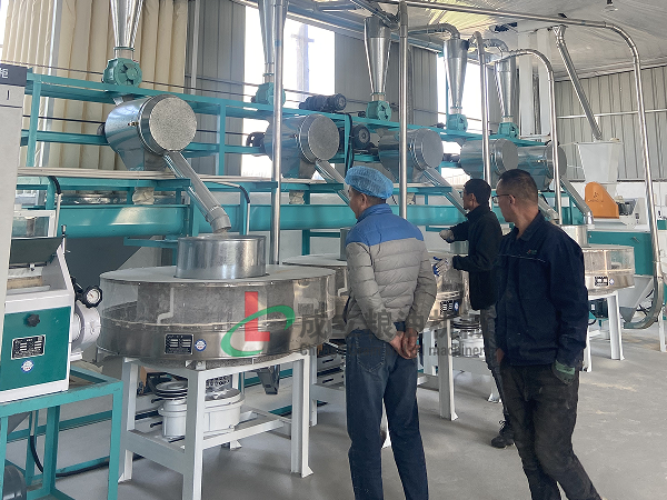 鶴壁客戶(hù)訂購(gòu)4+2組石磨面粉機(jī)，運(yùn)行良好